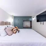 New Spacious 4 Star Family Apartment In Chic 16Th District