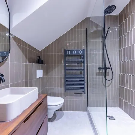 New Spacious 4 Star Family In Chic 16th District Parigi